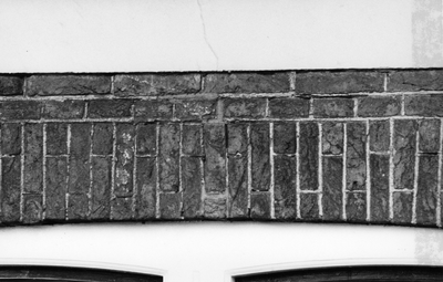 41390 Afbeelding van het muurgedeelte boven de voordeur van de huizen Blauwkapelseweg 121-123 te Utrecht.